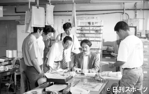 テレビ朝日の土曜ワイド劇場「迷探偵記者羽鳥雄太郎と駆け出し女刑事シリーズ4」　日刊スポーツ新聞社編集局内で収録　主演の東都新聞社会部遊軍記者役の田中邦衛さん、右は社会部キャップ役の平幹二朗（1987年8月4日撮影）