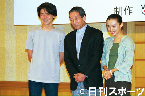 「北の国から　2002遺言」制作発表。左から吉岡秀隆、田中邦衛さん、中嶋朋子