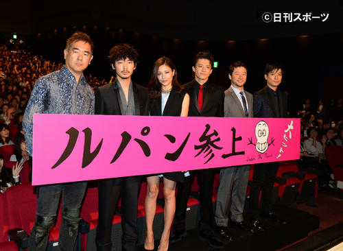 14年8月、映画「ルパン三世」の公開初日舞台あいさつに出席した、左から北村龍平監督、綾野剛、黒木メイサ、小栗旬、浅野忠信、玉山鉄二