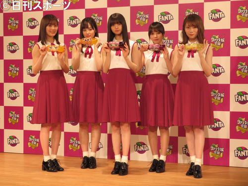 「ファンタ」の新CMに出演する乃木坂46。左から生田絵梨花、山下美月、齋藤飛鳥、与田祐希、秋元真夏（撮影・横山慧）