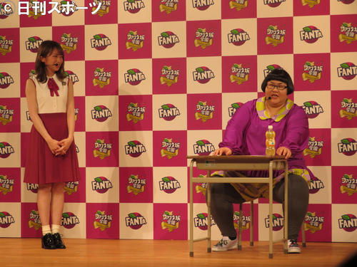 即興演技を披露する秋元真夏（左）と安藤なつ（撮影・横山慧）