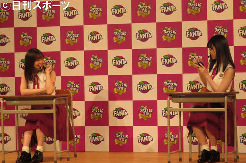 即興演技を披露する生田絵梨花（左）と山下美月（撮影・横山慧）