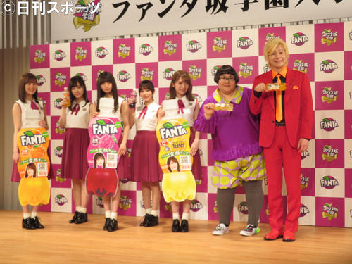 「ファンタ」の新CMに出演する乃木坂46。左から生田絵梨花、山下美月、齋藤飛鳥、与田祐希、秋元真夏、メイプル超合金安藤なつ、カズレーザー（撮影・横山慧）
