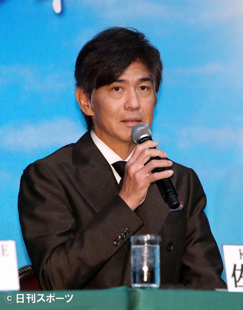報道陣の質問に答える佐藤浩市（撮影・鈴木正人）