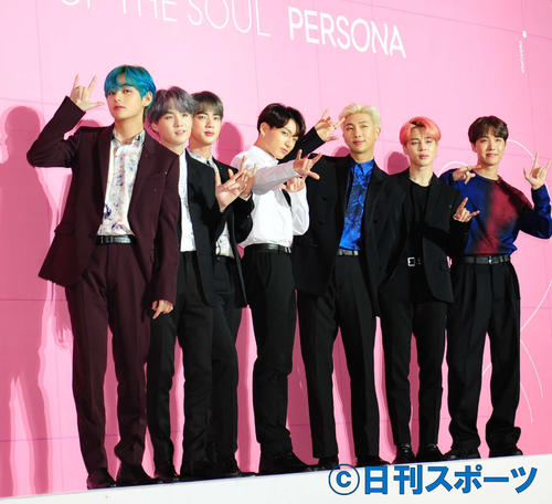 会見を行ったBTS。左からブイ、シュガ、ジン、ジョングク、RM、ジミン、ジェイホープ（撮影・松本久）