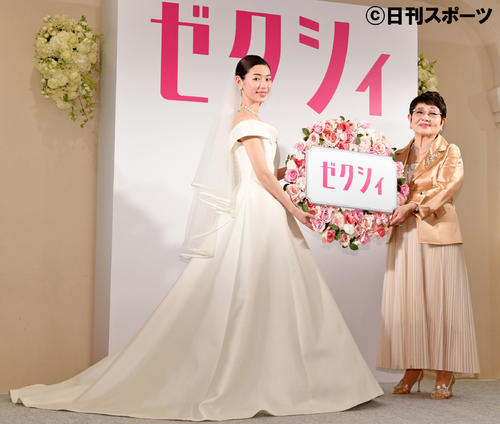 「ゼクシィ」新CM発表会でウエディングドレス姿で記念撮影する白石聖（左）と泉ピン子（撮影・滝沢徹郎）