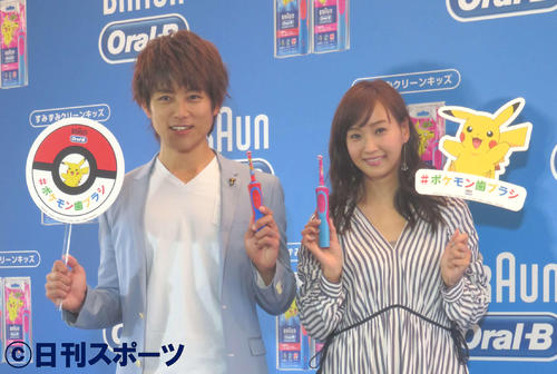 「よい歯の日PRイベント」に出席した杉浦太陽（左）藤本美貴（撮影・大井義明）