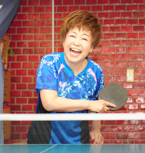 子どもたちと卓球を楽しんだ中村美律子（撮影・松本久）