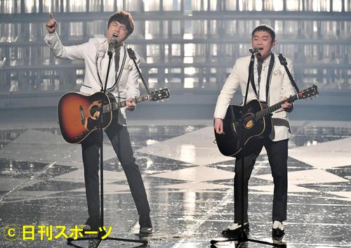 ゆずの北川悠仁（左）と岩沢厚治（2017年12月31日撮影）