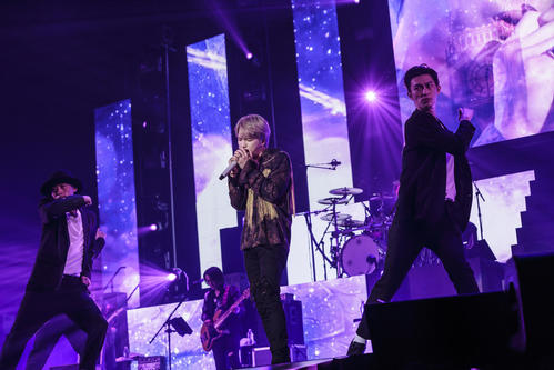 全国ツアーの追加公演を発表したジェジュン（中央）
