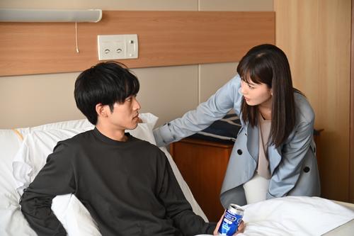 建築士の鮎川樹（松坂桃李＝左）は無理を重ねて入院するが、川奈つぐみ(山本美月)のサポートで念願の仕事を勝ち取る（C）カンテレ