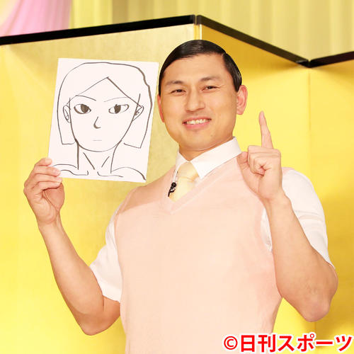結婚会見で似顔絵を手にポーズするオードリー春日俊彰（撮影・鈴木正人）