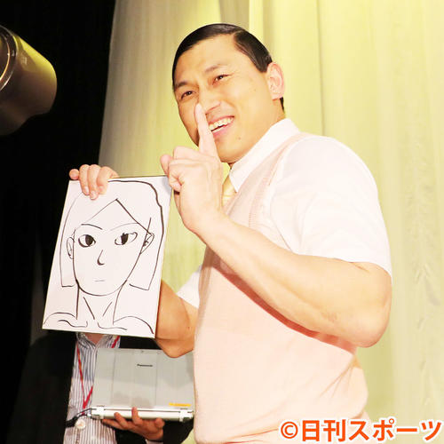 結婚会見を終え引き揚げるオードリー春日俊彰（撮影・鈴木正人）