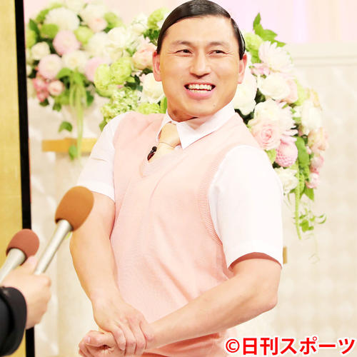 結婚会見でポーズするオードリー春日俊彰（撮影・鈴木正人）