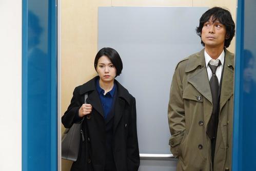 警視庁捜査一課殺人犯捜査十係の姫川玲子（二階堂ふみ＝左）と第五係の勝俣健作（江口洋介）（C）フジテレビ