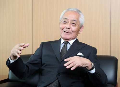 記者の質問に答えるフジテレビ宮内社長（2017年9月5日撮影）