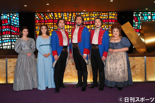 「レ・ミゼラブル」に出演する左から生田絵梨花、浜田めぐみ、福井晶一、吉原光夫、佐藤隆紀、森公美子
