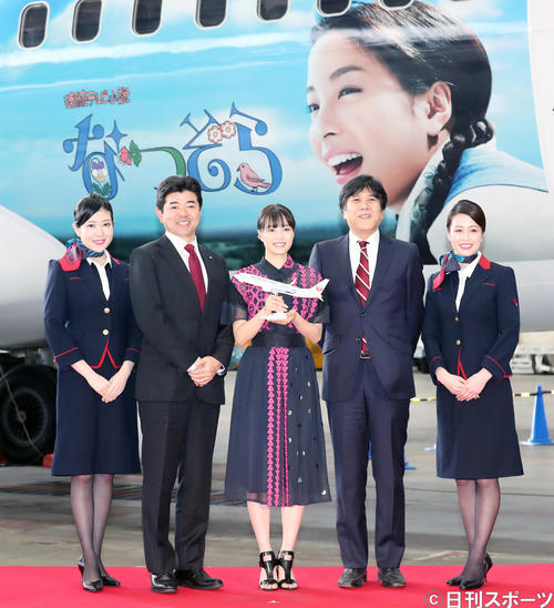 連続テレビ小説「なつぞら」特別塗装機のお披露目に出席した、左から2人目から日本航空本田俊介執行役員、広瀬すず、NHK磯智明チーフプロデューサー