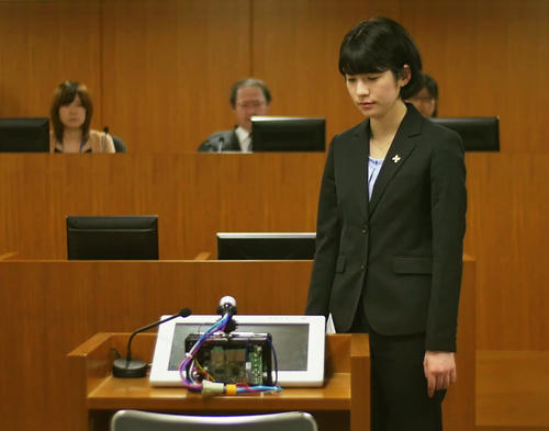 映画「センターライン」の劇中でAIのMACO2（手前）を法廷で裁くシーン