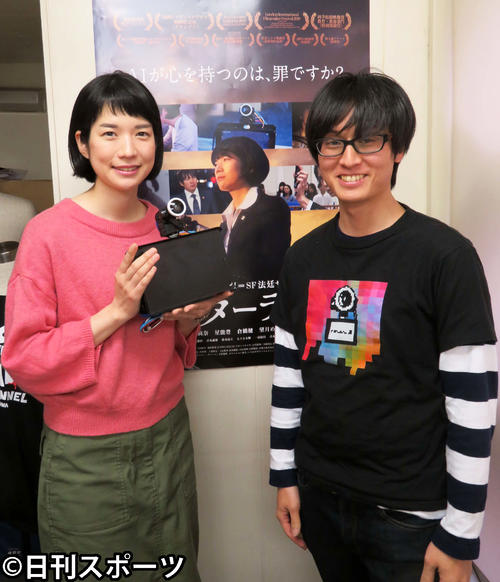 映画「センターライン」に登場したAIのMACO2を手にする吉見茉莉奈と下向拓生監督（撮影・村上幸将）