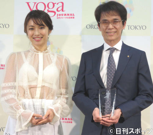 「ヨガピープルアワード2019」授賞式に出席した内山理名、川村明氏