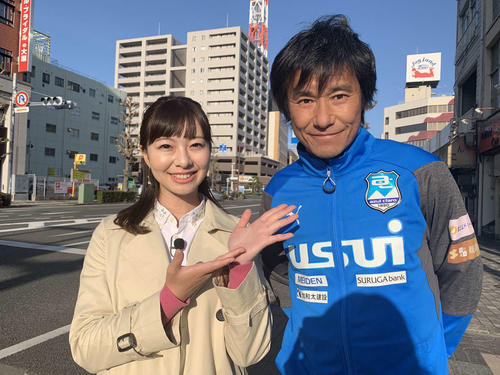 「とびっきり！しすおか　土曜版」に出演する、J3沼津FW中山雅史（右）と宮■（■は崎の大が立の下の横棒なし）玲衣アナウンサー