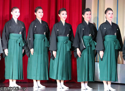 舞台稽古で口上を述べる105期生たち（撮影・加藤哉）