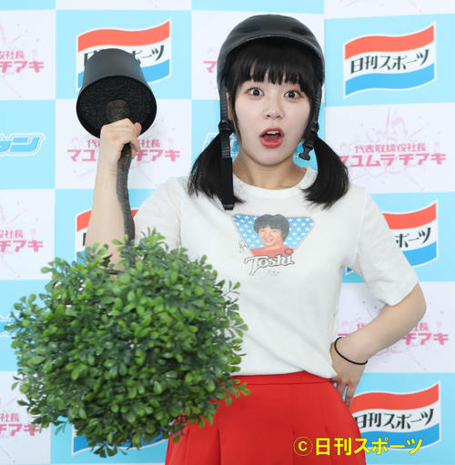来社し豊かな表情を見せる眉村ちあき（撮影・青山麻美）