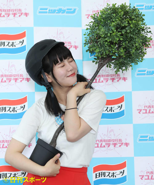 来社し豊かな表情を見せる眉村ちあき（撮影・青山麻美）
