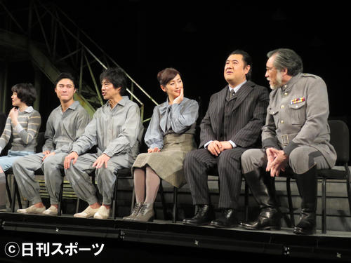 主演舞台の会見に出席した橋本良亮（左から2人目）と堤真一（同3人目）。左からシム・ウンギョン、2人おいて斉藤由貴、小手伸也、外山誠二（撮影・横山慧）