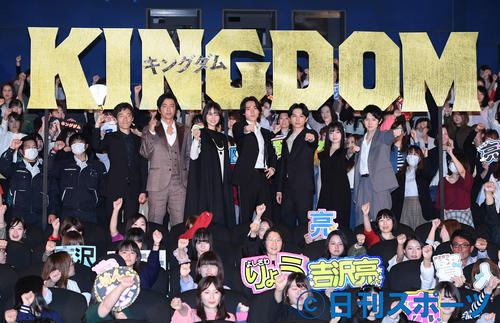 「キングダム」初日舞台あいさつのフォトセッションで笑顔を見せる出演者たち（撮影・鈴木みどり）