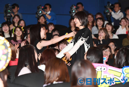 「キングダム」初日舞台あいさつでハグする長沢まさみ（右）と橋本環奈（撮影・鈴木みどり）