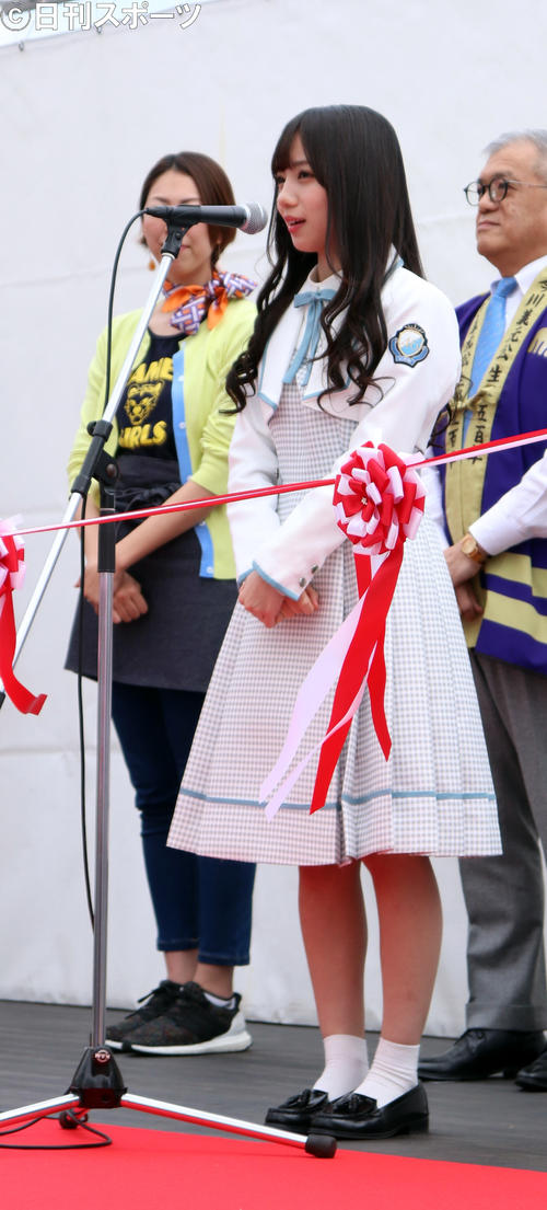 あいさつをするラーメン女子博PR大使を務める日向坂46の斉藤京子