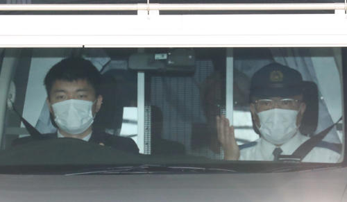 月島署から送検されるAAAリーダーの浦田直也容疑者（後列）（撮影・狩俣裕三）