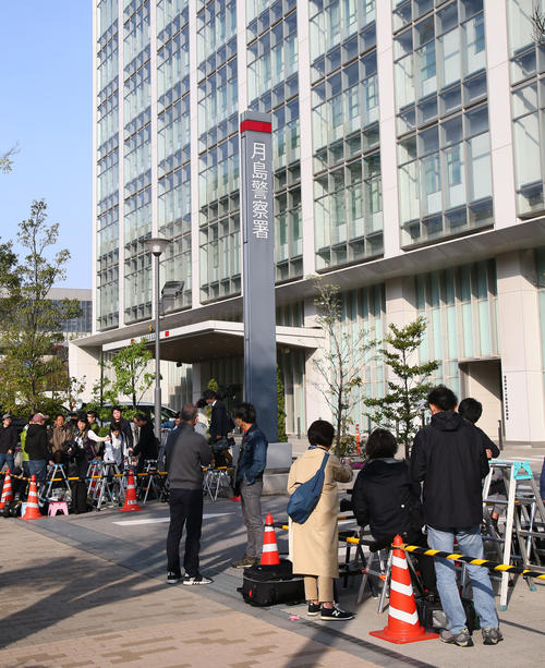 月島署の前には多くの報道陣が集まる（撮影・足立雅史）