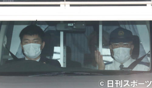 月島署から送検されるAAAリーダーの浦田直也容疑者（後列）（撮影・狩俣裕三）