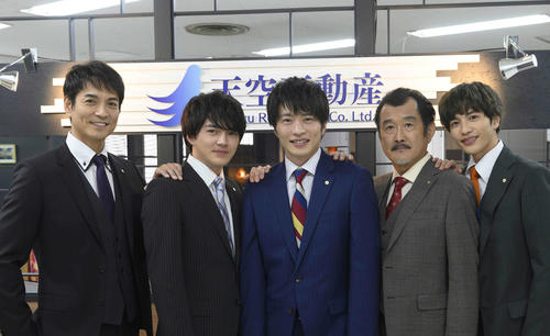 「劇場版　おっさんずラブ～LOVE　or　DEAD～」に出演する、左から沢村一樹、林遣都、田中圭、吉田鋼太郎、志尊淳（C）「劇場版おっさんずラブ」製作委員会
