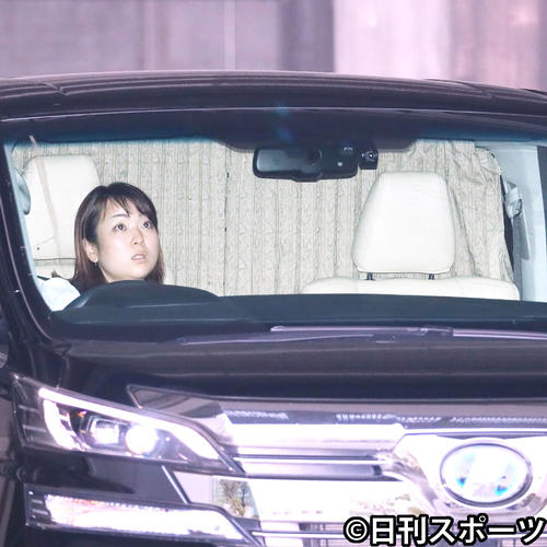 月島署を出る「AAA」のリーダー浦田直也を乗せたと思われる車（撮影・足立雅史）