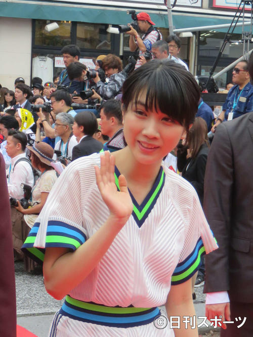 レッドカーペットを歩く映画「酔うと化け物になる父がつらい」主演の松本穂香