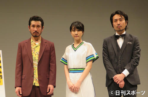 映画「酔うと化け物になる父がつらい」の舞台あいさつに出席した、左から渋川清彦、松本穂香、片桐健滋監督