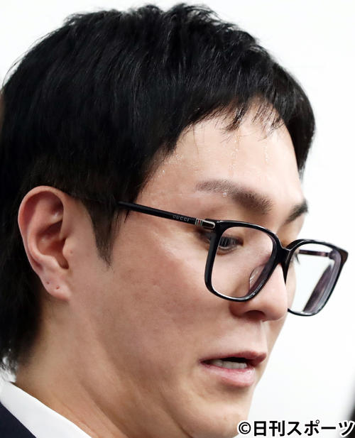 エイベックス本社で謝罪会見に黒髪で登場したAAAの浦田直也容疑者は汗だくになりながら経緯を話す（撮影・浅見桂子）