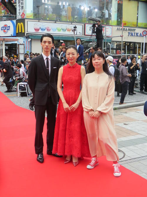映画「甘いお酒でうがい」の共演者の清水尋也（左）、大九明子監督（右）とともにレッドカーペットを歩いた松雪泰子