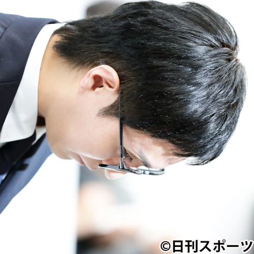 エイベックス本社で謝罪会見に黒髪で登場し深々一礼するAAAの浦田直也容疑者（撮影・浅見桂子）
