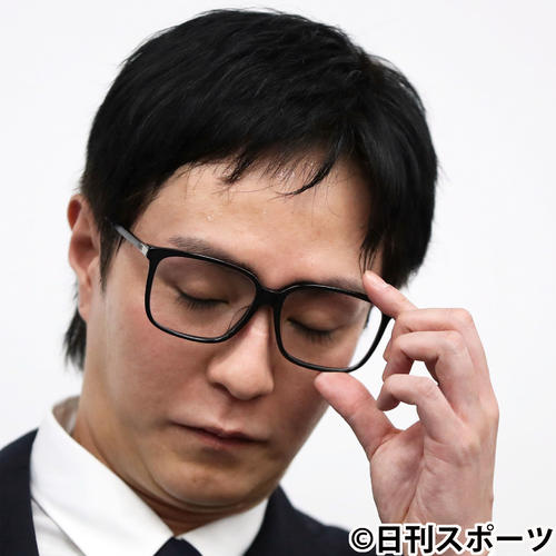 エイベックス本社での謝罪会見で、メガネに手をやり、反省した表情を見せるAAAリーダーの浦田直也容疑者（撮影・狩俣裕三）