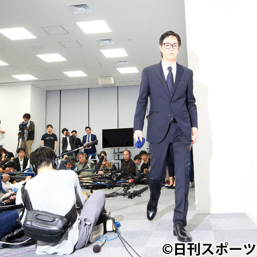 エイベックス本社での謝罪会見を終えて引き揚げるAAAの浦田直也容疑者（右）（撮影・浅見桂子）