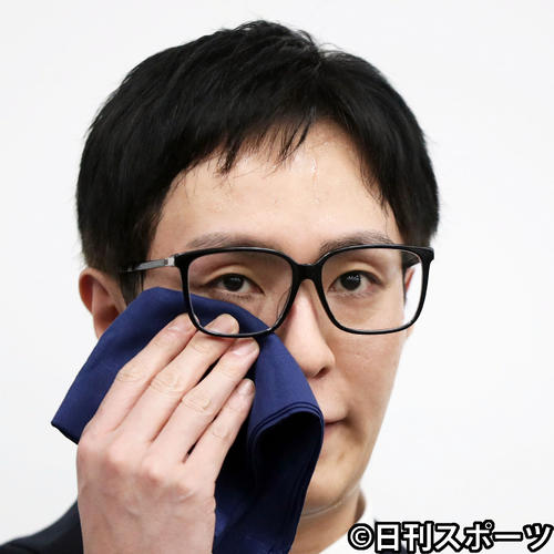 エイベックス本社での謝罪会見で汗をぬぐうAAAリーダーの浦田直也容疑者（撮影・狩俣裕三）