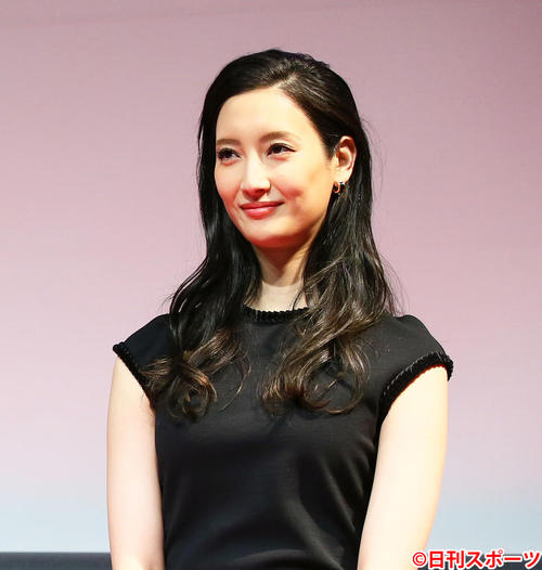 ドラマ「インハンド」特別試写会で舞台あいさつする菜々緒（2019年4月9日撮影）