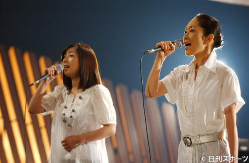 NHK番組「SONGS」の収録にて、24年ぶりにテレビ番組で「待つわ」を歌うあみん（2007年6月27日撮影）