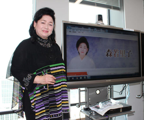 新曲「女の源氏物語」PRのために来社した森若里子（撮影・鎌田敏晴）