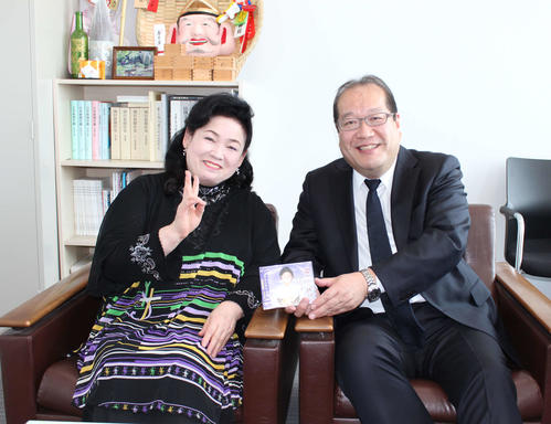 新曲「女の源氏物語」PRのために来社した森若里子（左）は日刊スポーツ西日本社長から激励される（撮影・鎌田敏晴）